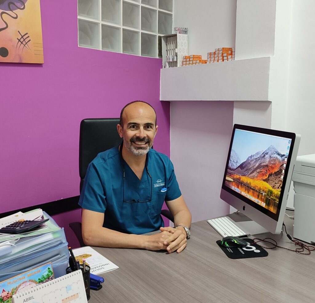 El Dr. Marco Cabrera en su despacho privado de la clínica dental en Alcalá del Río, preparado para ofrecerte un diagnóstico honesto y un plan de tratamiento personalizado.