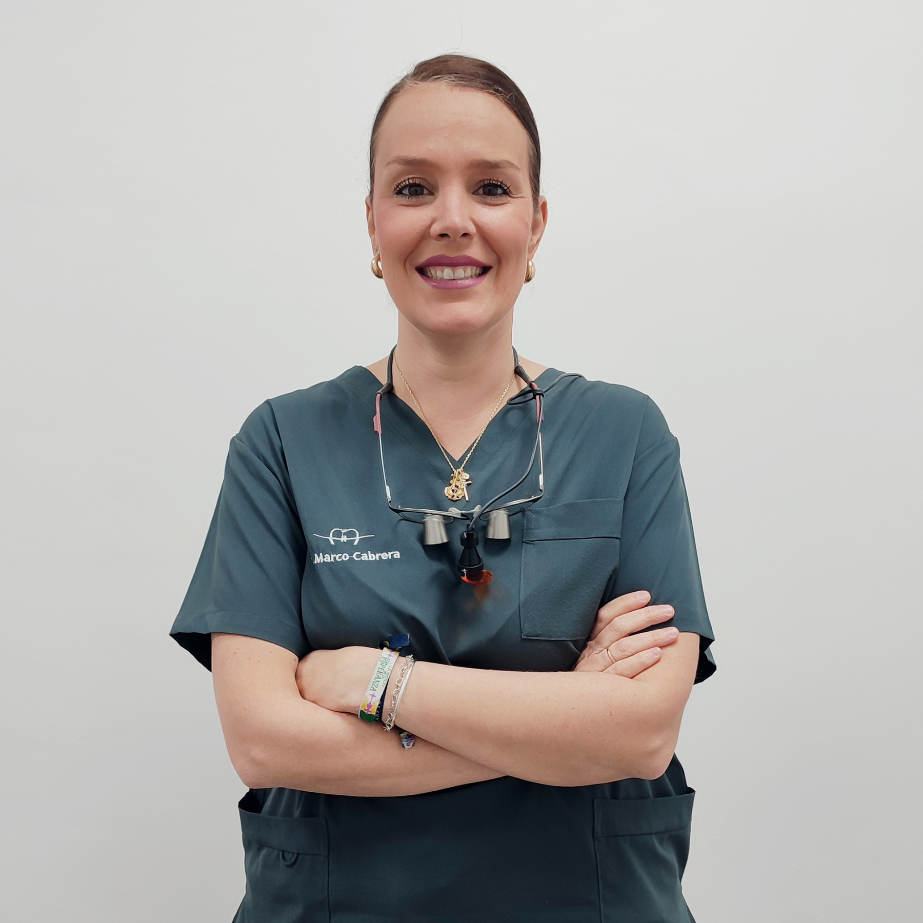 Dra. María Eugenia Palacios, dentista especialista en endodoncia y cirugía en la Clínica Dental Dr. Marco Cabrera.