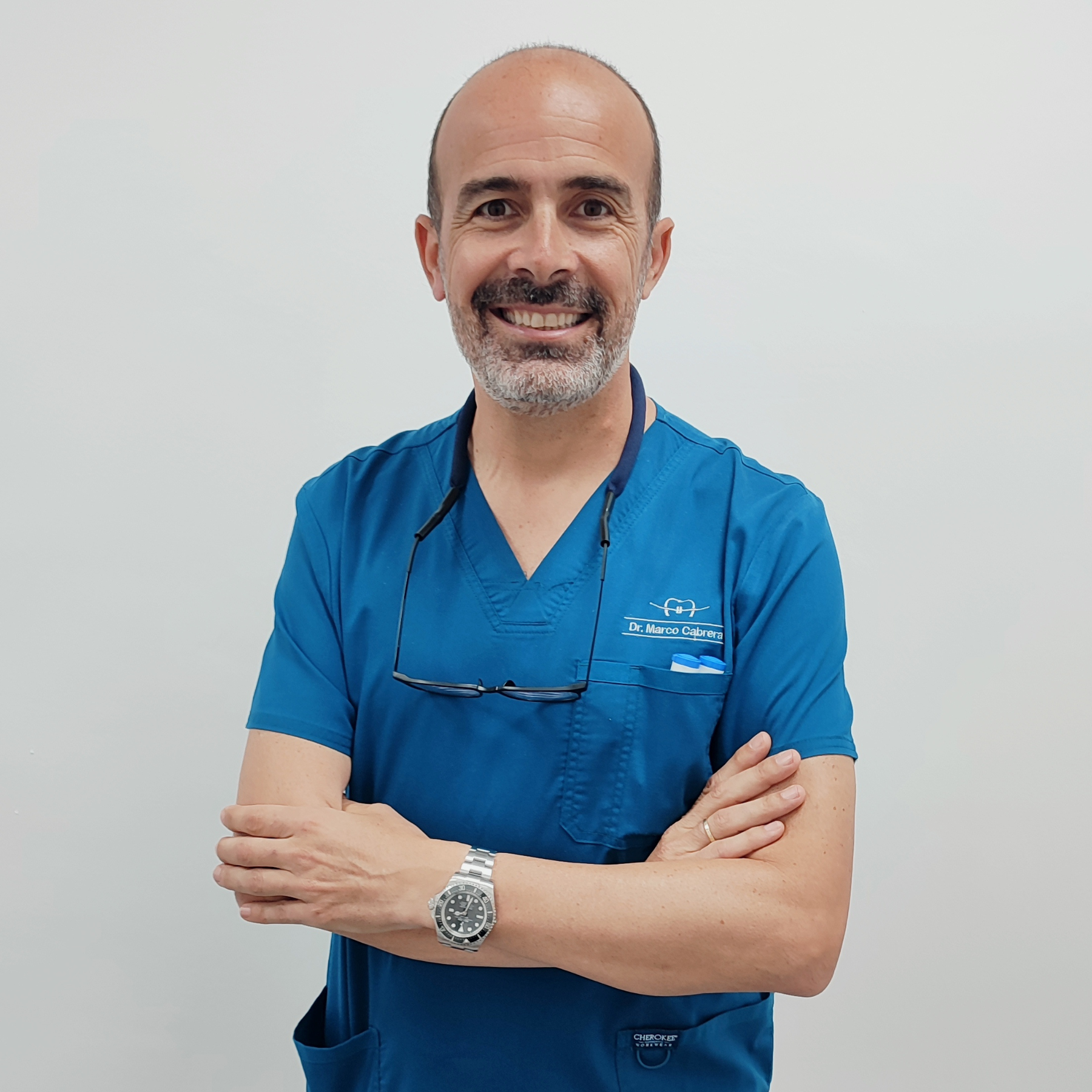 Dr. Marco Antonio Cabrera, director médico y dentista especialista en ortodoncia e implantes en Alcalá del Río.