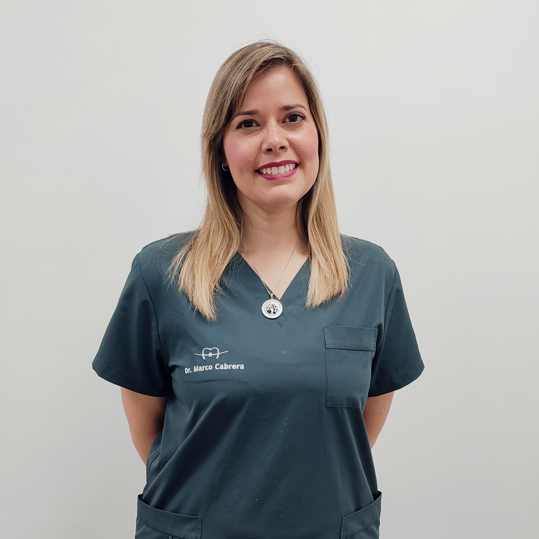 Eva María Moreno, higienista dental ofreciendo un trato cercano a los pacientes en Alcalá del Río.