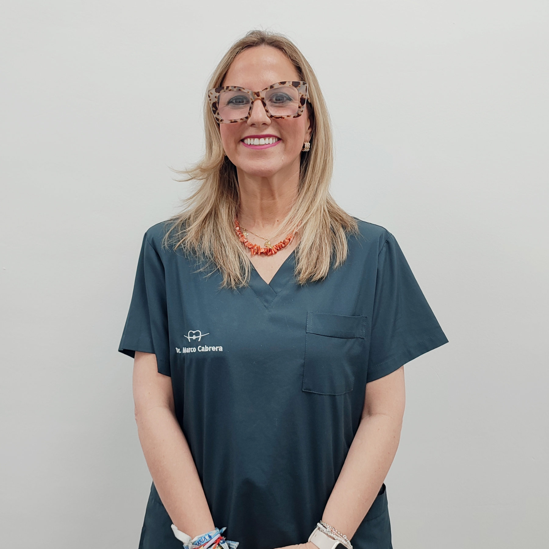María Jesús Cruz, higienista dental del equipo del Dr. Marco Cabrera en Alcalá del Río.
